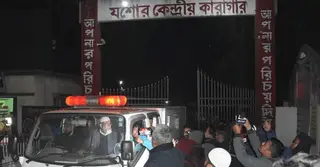 কারাফটকে প্রথমবার মৃত সন্তানকে কোলে নিয়ে স্ত্রীর মরদেহ ছুঁয়ে কাঁদলেন সাদ্দাম